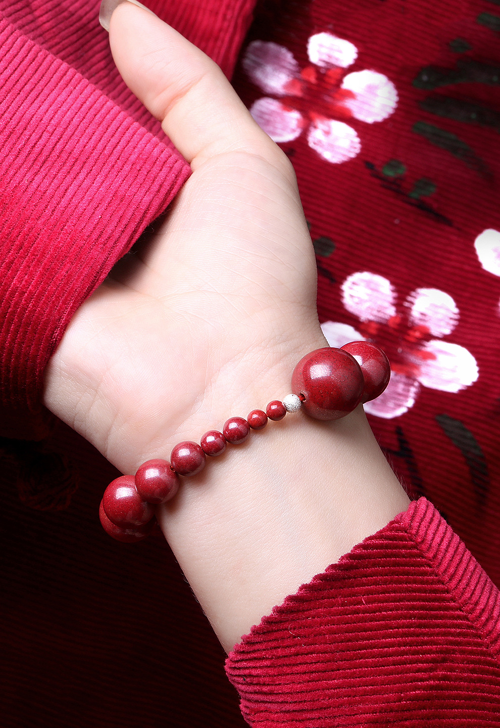 朱砂手镯的功效与作用及禁忌(朱砂手镯的功效与作用及禁忌佩戴)